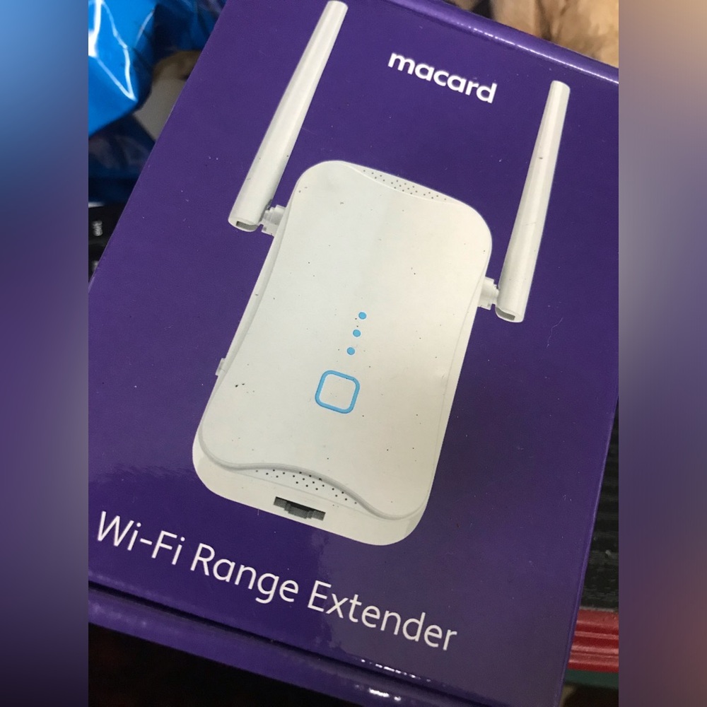 White Wi-Fi Range Extender